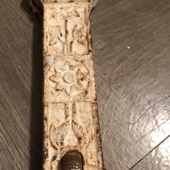 9336 Antique Victorian Spring Loaded Floral Emb. Lock Push Button cast metal - Picture 11 of 11